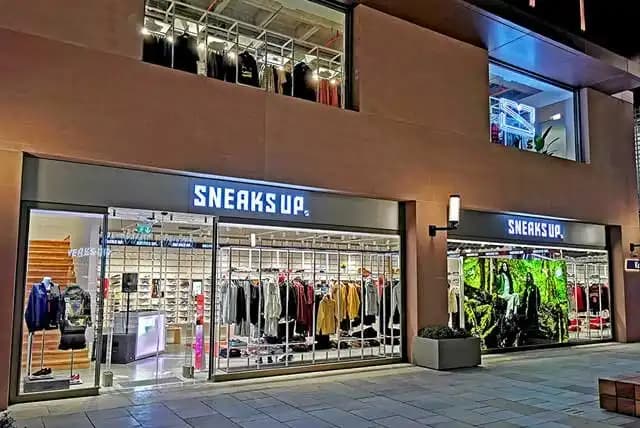 Sneaks Up Trendinin Moda Dünyasındaki Yeri ve Kombinasyon Önerileri