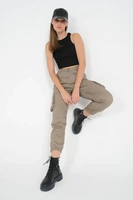 Sokak Stili Pantolonları: Günümüz Moda Trendleri ve Kombinasyon Önerileri