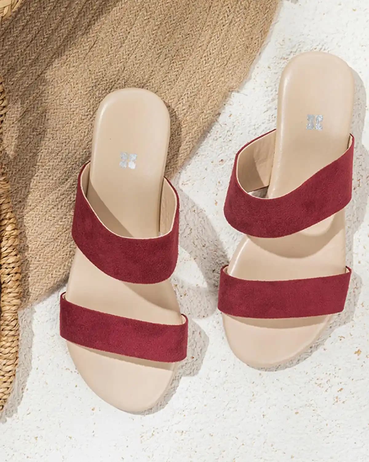 Sokak Terliği Kadın Modasında Yenilikçi ve Rahat Bir Trend Olarak Gelişiyor