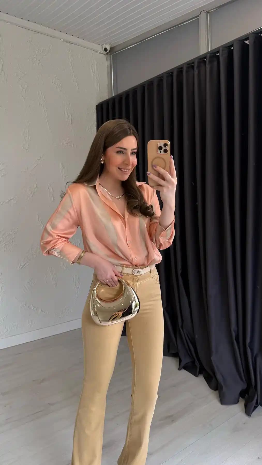 Somon Gömlek Modasında Zarafet ve Çok Yönlü Kullanım Rehberi