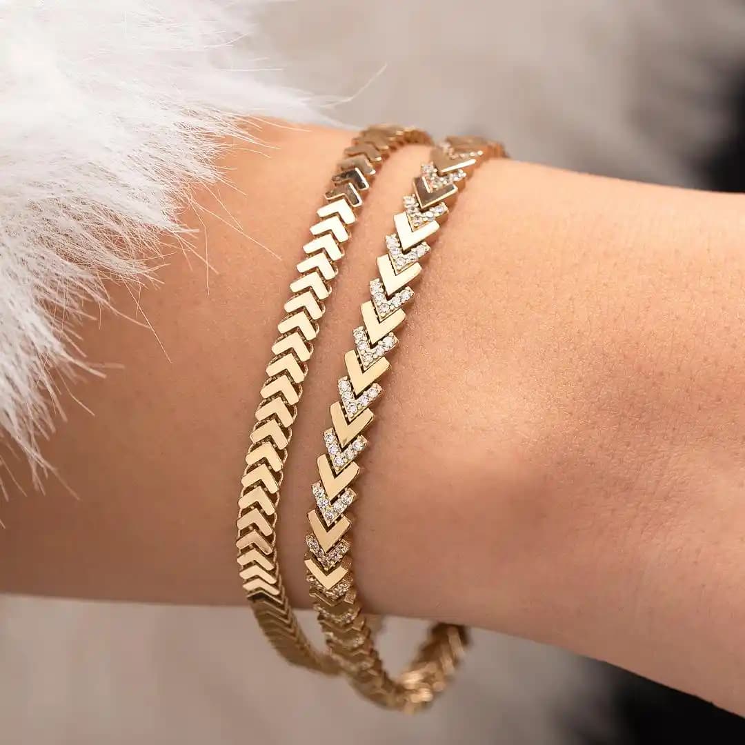 Spor Altın Bileklikleri: Günlük Şıklık ve Fonksiyonelliği Bir Arada Sunan Trendler