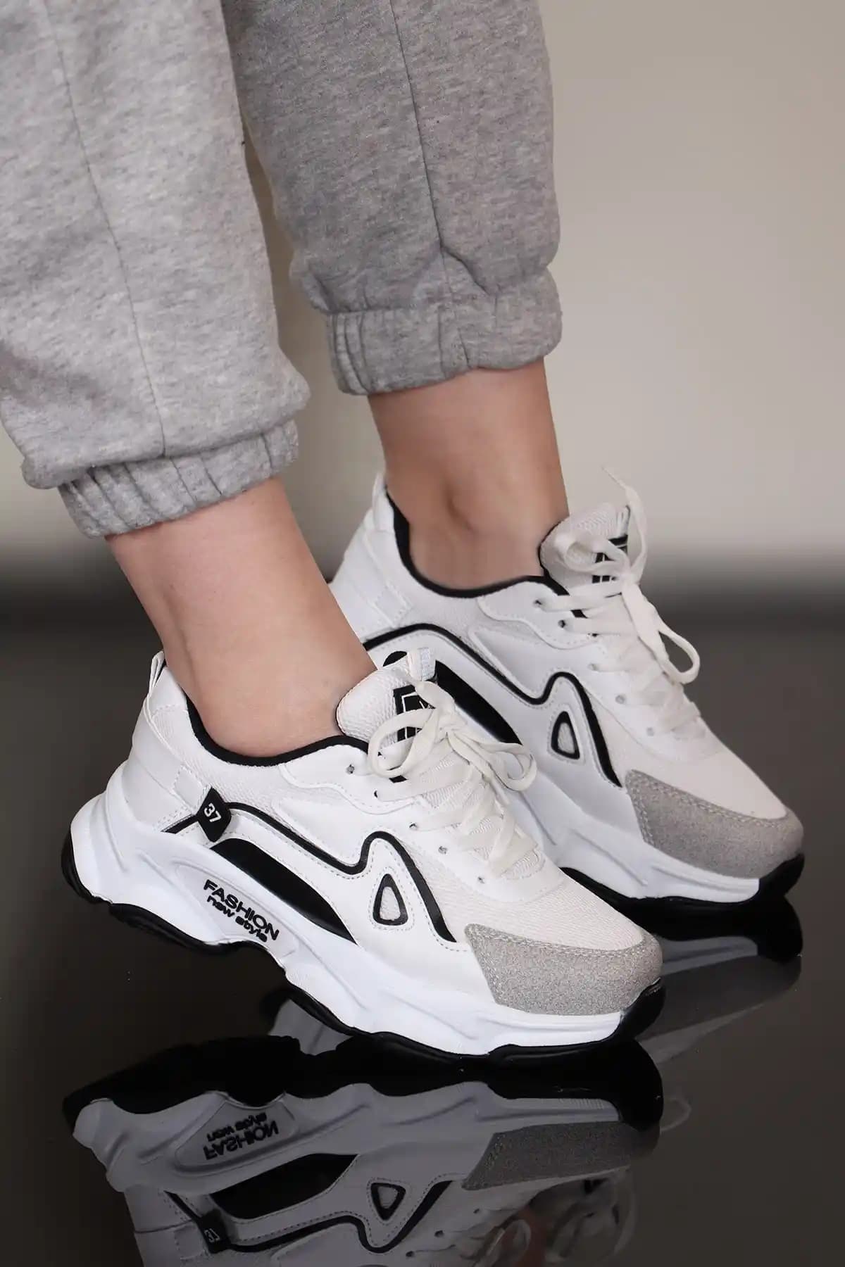 Spor Ayakkabılar: Moda ve Fonksiyonun Buluştuğu Güncel Trendler ve Seçim Rehberi