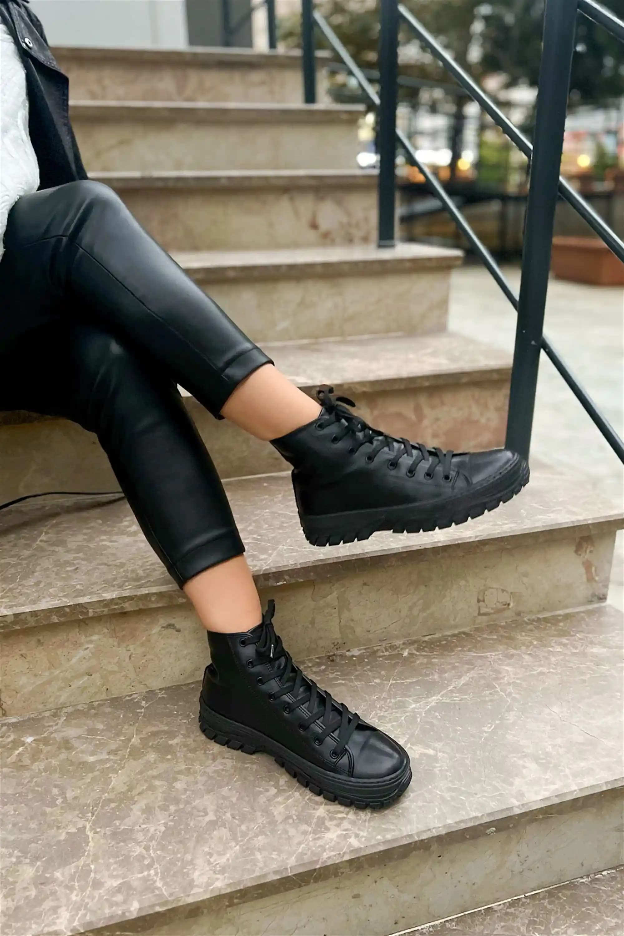 Spor Bot Ayakkabılar Modada Güncel ve Zamansız Trendler Analizi