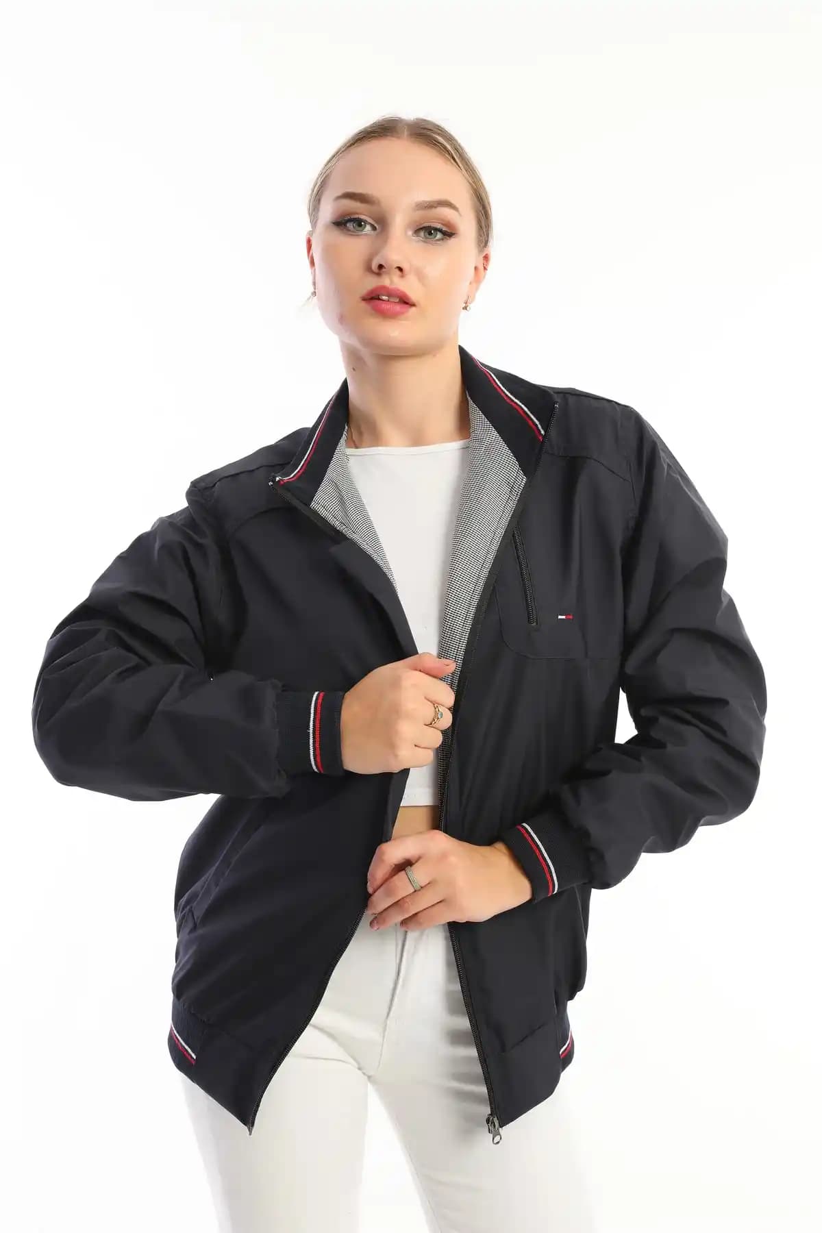 Su Geçirmeyen Montlar: Modern Tasarımlarla Konfor ve Koruma Sağlayan Kış Giyim Seçenekleri