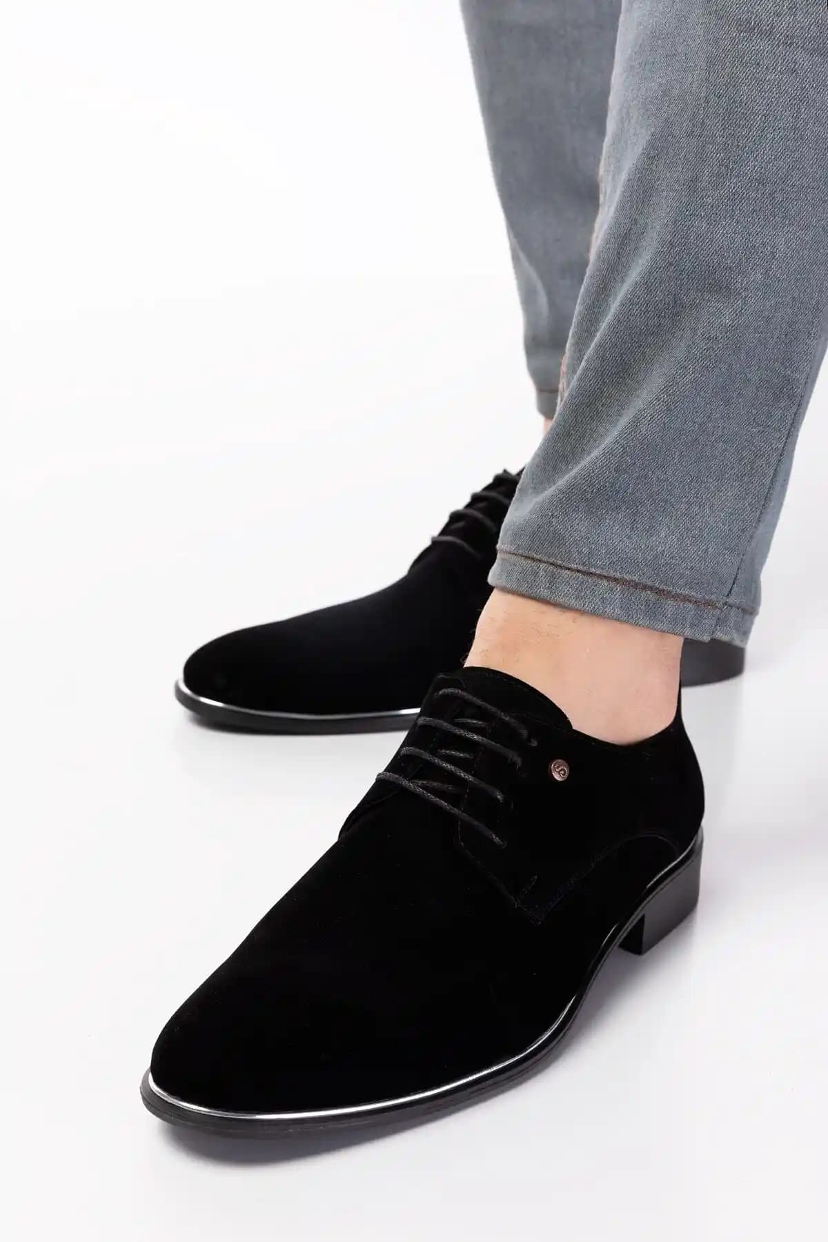 Süet ve Rugan Ayakkabılar: Moda Dünyasında Zarafet ve Şıklığın Temsilcisi