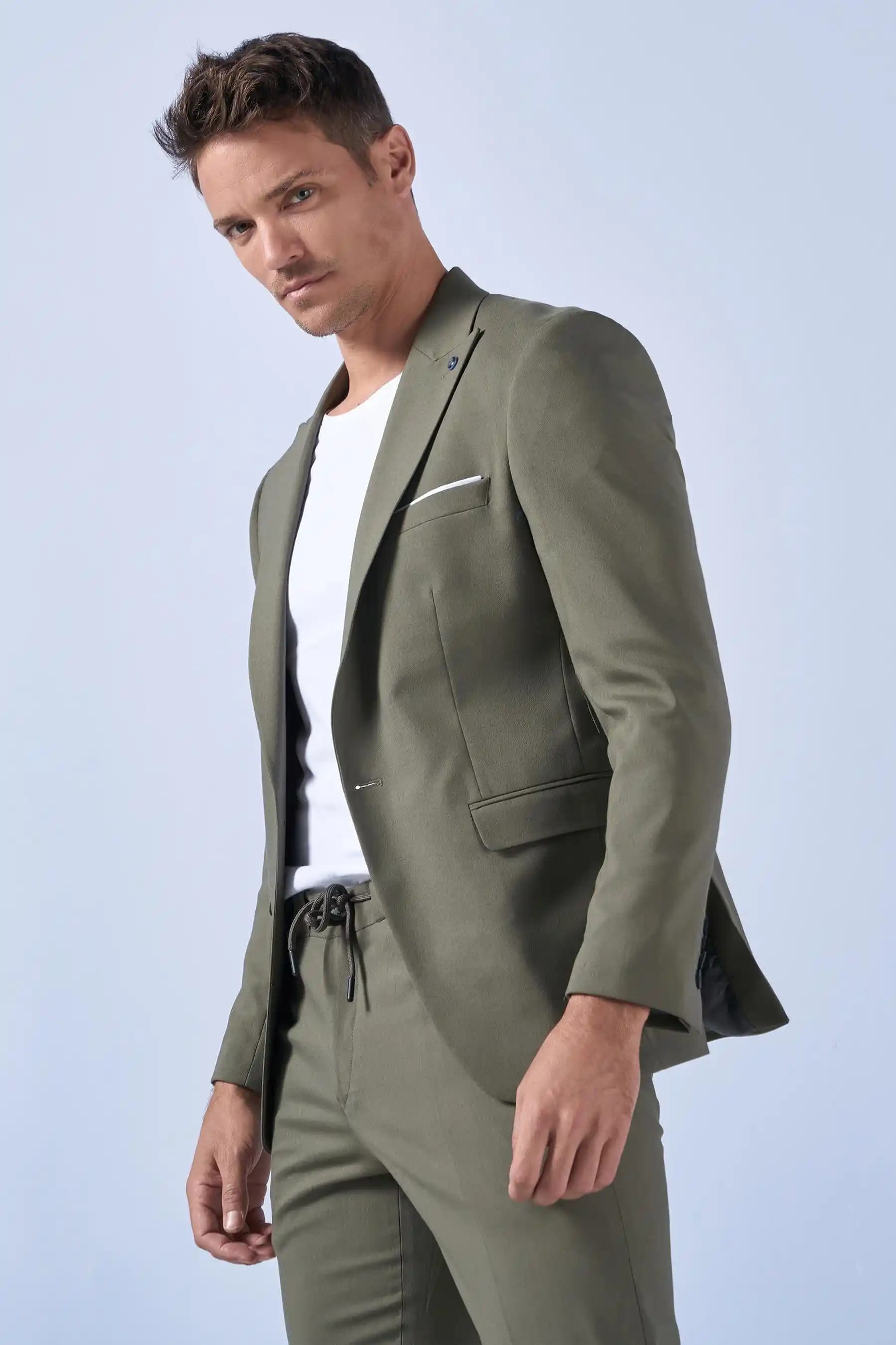 Süper Slim Fit Takım Elbise: Modern Şıklığın En İyi Seçenekleri ve Stil İpuçları