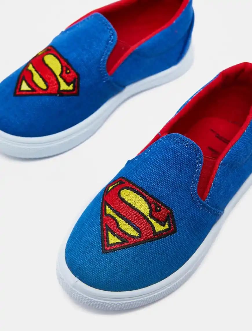 Superman Temalı Ayakkabılar: Moda Dünyasında Güç ve Stilin Simgesi