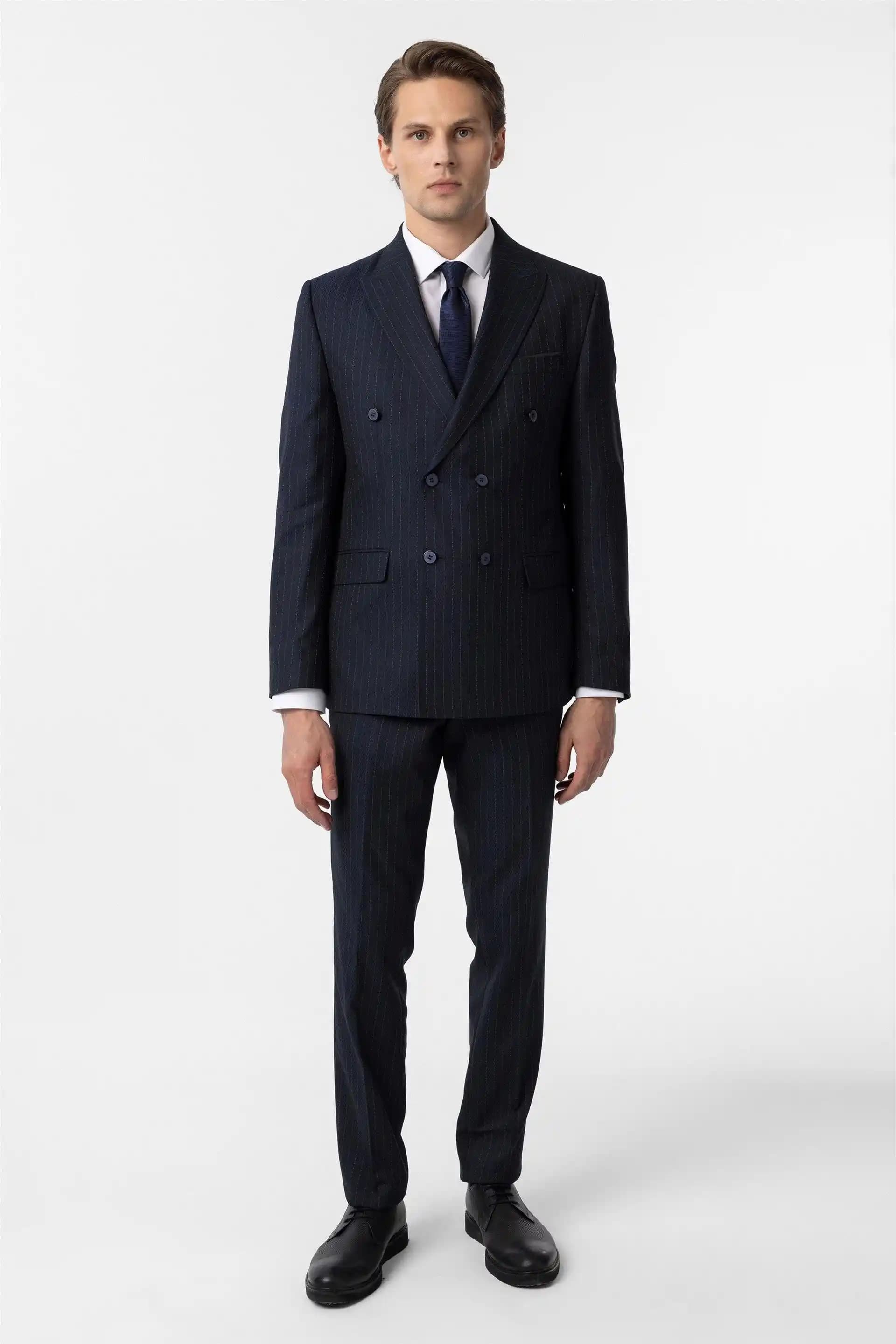 Süvari Lacivert Takım Elbise: Klasik ve Modern Tarzların Şık Buluşması