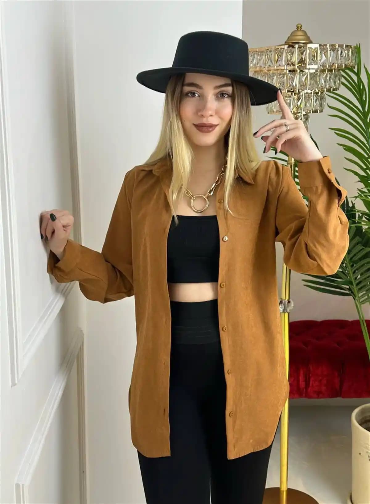 Taba Rengi Gömlek: Zamansız ve Çok Yönlü Moda Parçası Hakkında Detaylı Bilgi