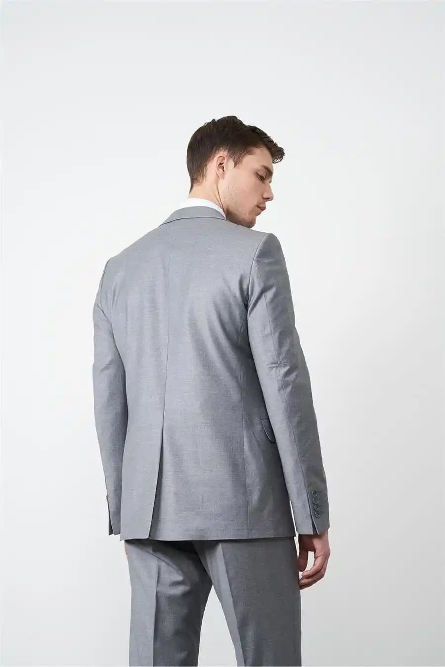 Takım Elbise 8 Drop Trendleri: Modern Erkek Giyiminde Yenilikçi Tasarımlar ve Stil Rehberi