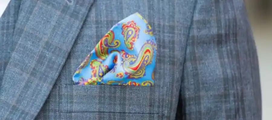 Takım Elbise Cep Mendili: Şıklık ve İşlevselliğin Birlikte Sunulduğu Detaylar