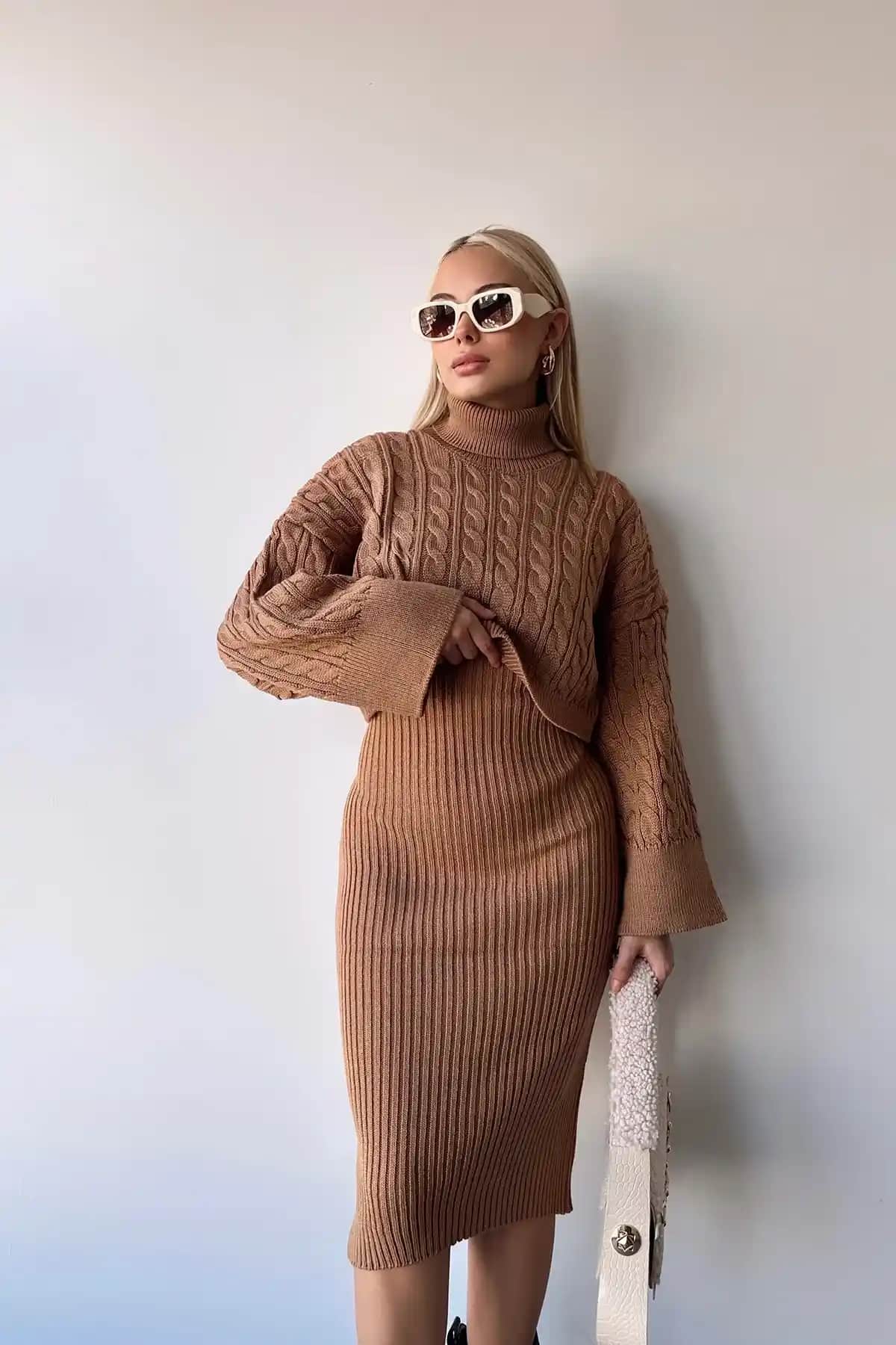 Takım Elbise İçi Kazaklar: Şıklık ve Konforu Bir Arada Sunan Moda Detayları