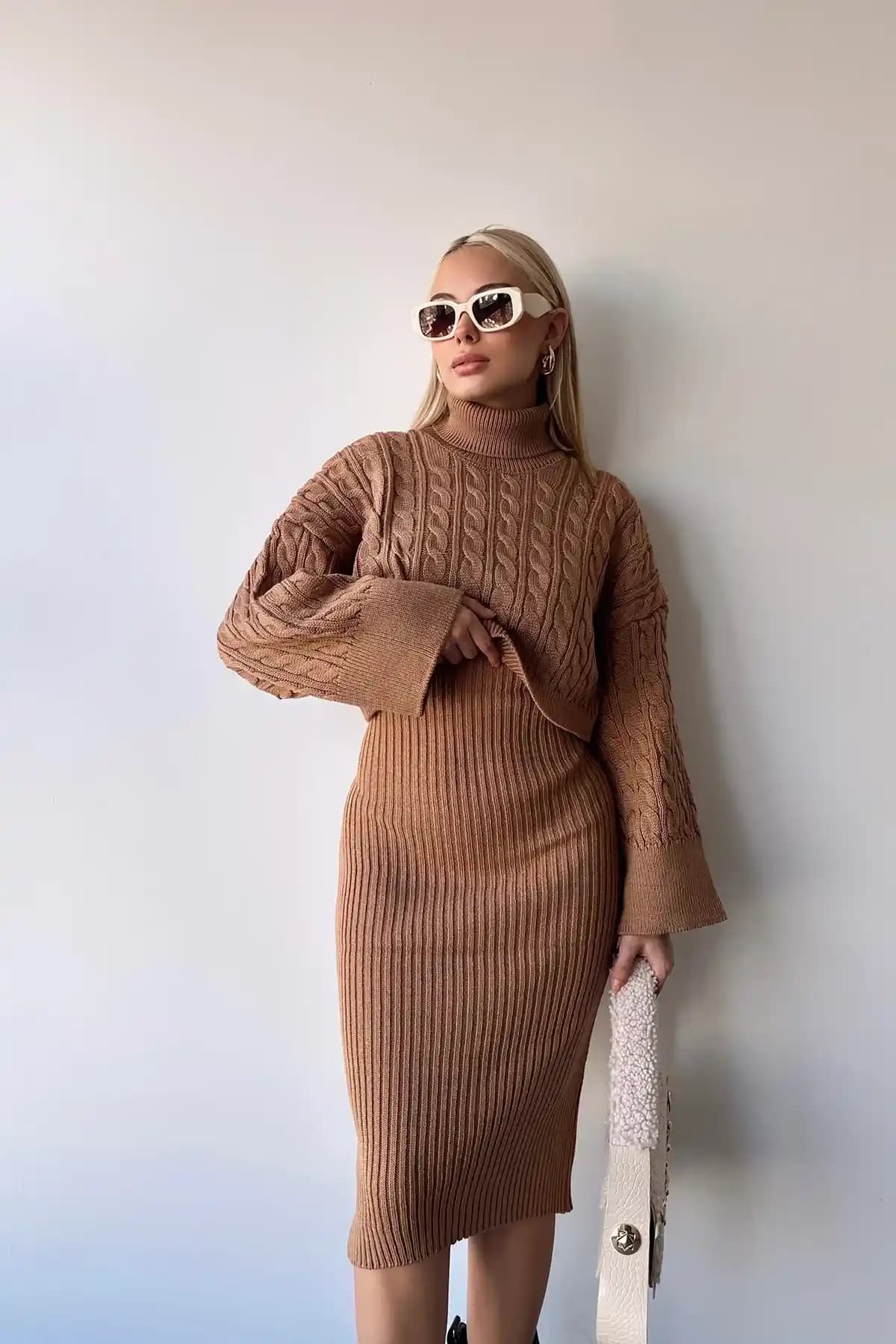 Takım Elbise İçi Kazaklar: Şıklık ve Konforu Bir Arada Sunan Moda Detayları