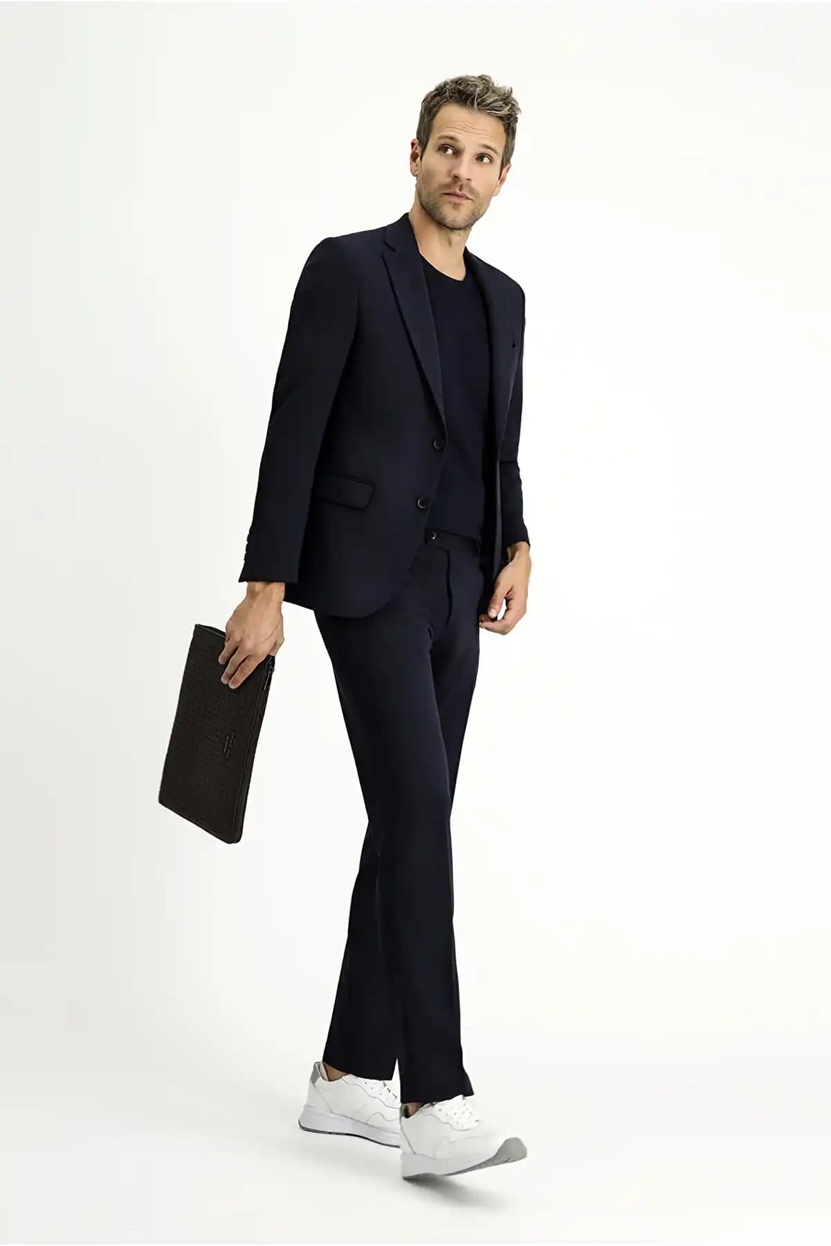 Takım Elbise Kiğılı: Modern ve Şık Erkek Giyiminde Öne Çıkan Parça