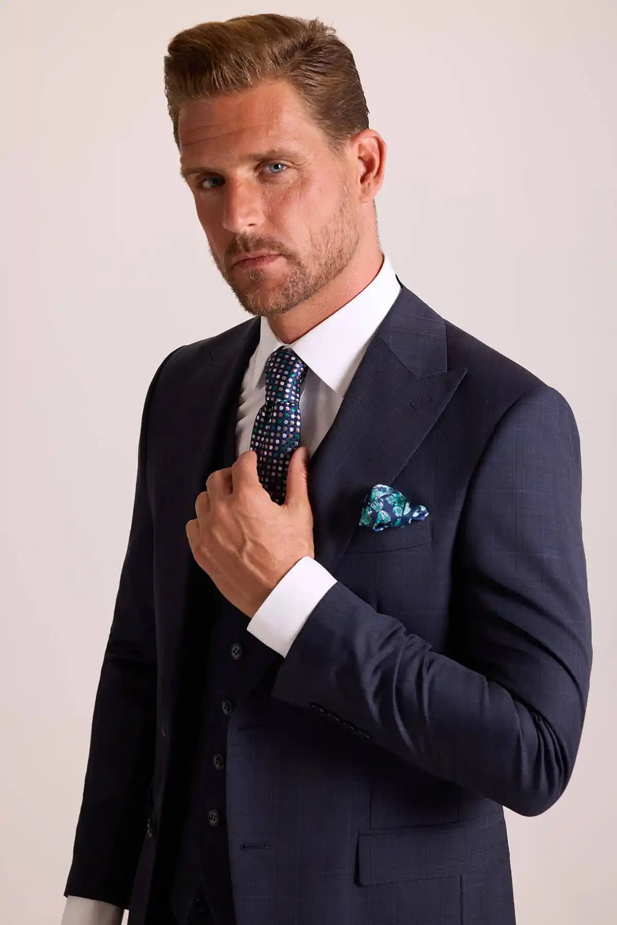 Takım Elbise Pozlarıyla Kendine Güveninizi Artırın ve Şıklığınızı Yansıtın