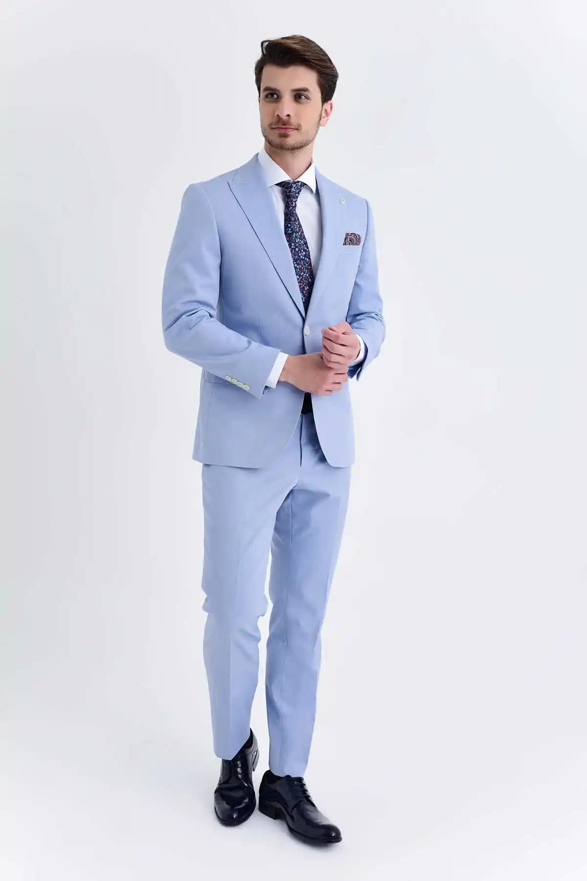 Takım Elbise Renk Kombinleri ve Moda Trendleri 2025 Yılında Şıklık İçin Rehber