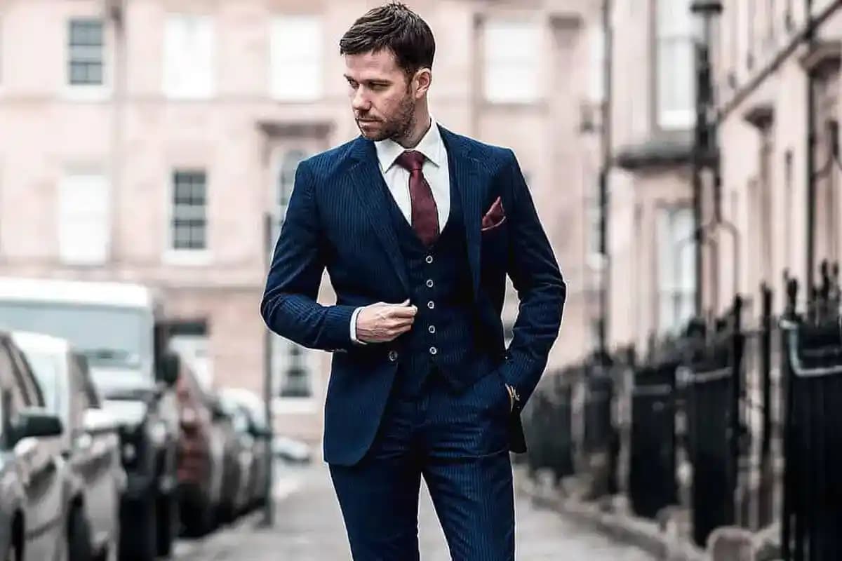 Takım Elbise Seçimi ve Moda Trendleri: Şıklık ve Zarafetin Anahtarı