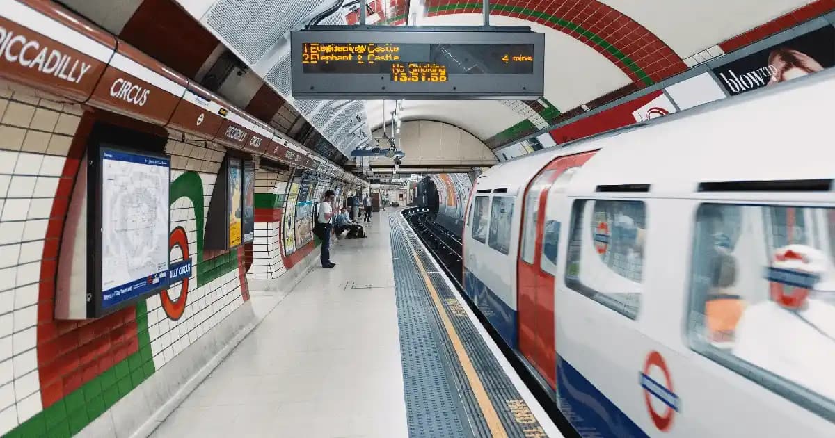 Takım Elbise ve Palto: Moda Dünyasında Şıklık ve İşlevselliğin Temel Unsurları