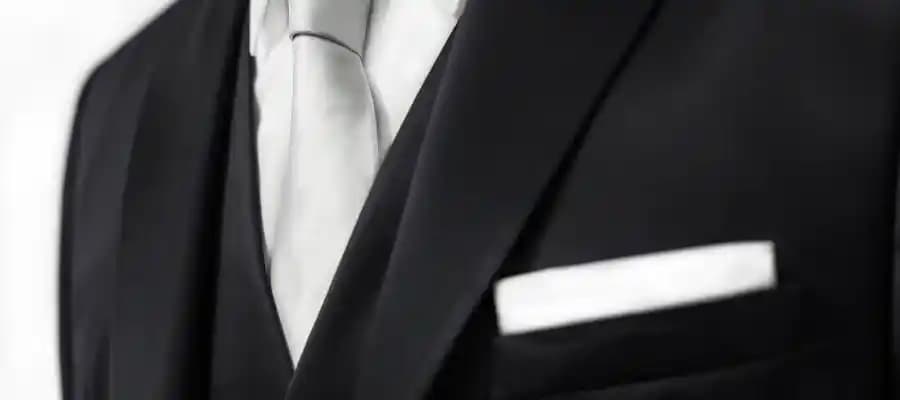 Takım Elbise ve Smokinin Temel Farkları ve Kullanım Alanları Hakkında Kapsamlı Rehber