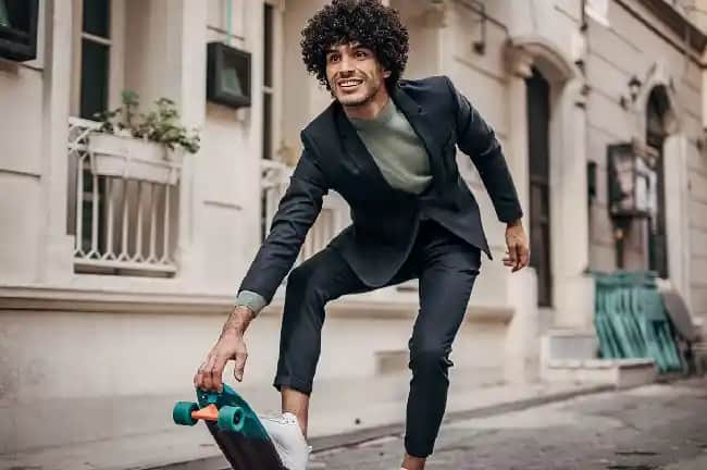 Takım Elbise ve Sneakers Uyumu: Modern Moda Trendleri ve Kombinasyon İpuçları