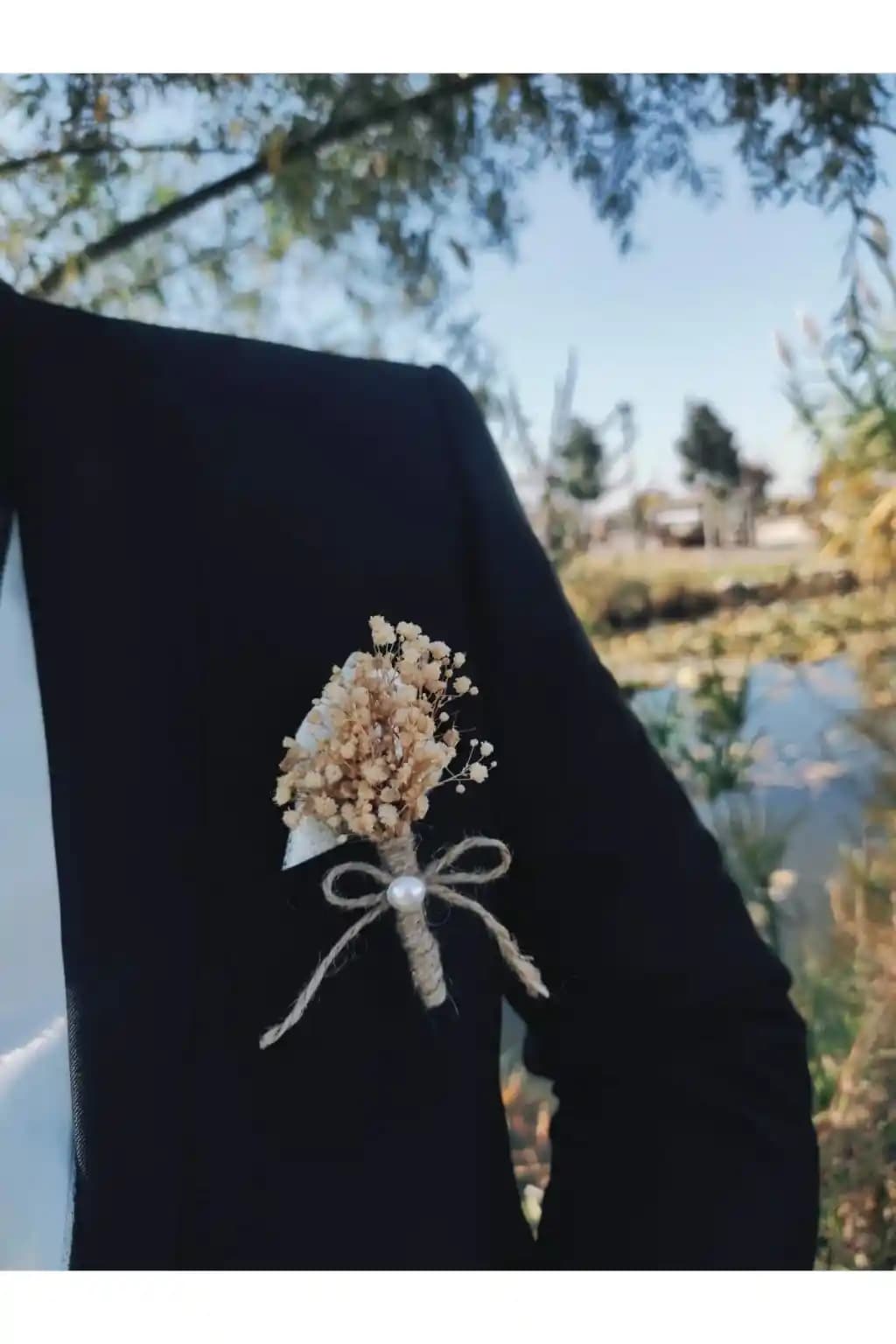 Takım Elbise Yaka Çiçeği: Şıklığı Tamamlayan Detaylar ve Stil İpuçları