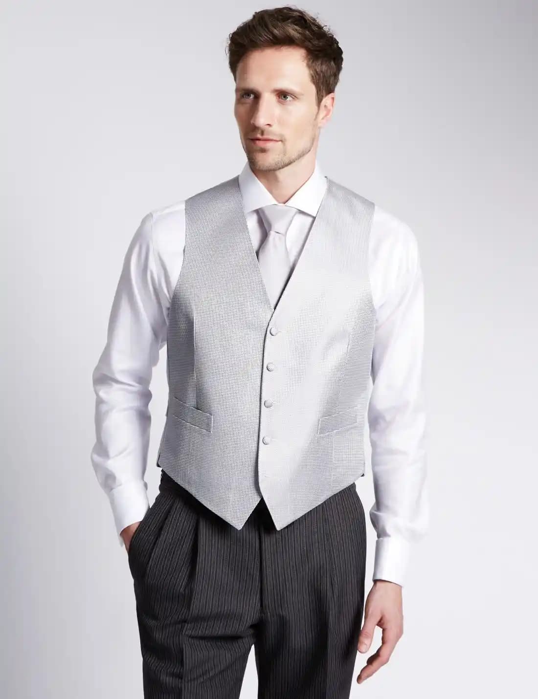 Takım Elbise Yeleği Modası: Şıklık ve Zarafetin Güncel Trendleri ve Kombin İpuçları