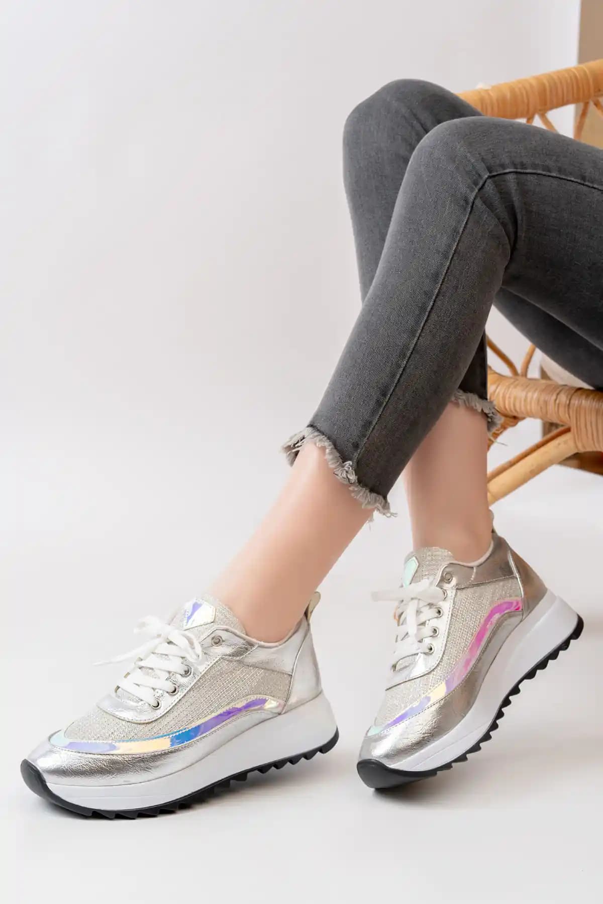 Taraklı Ayaklar İçin Uygun Ayakkabı Seçimi ve Konfor Sağlayan Modeller