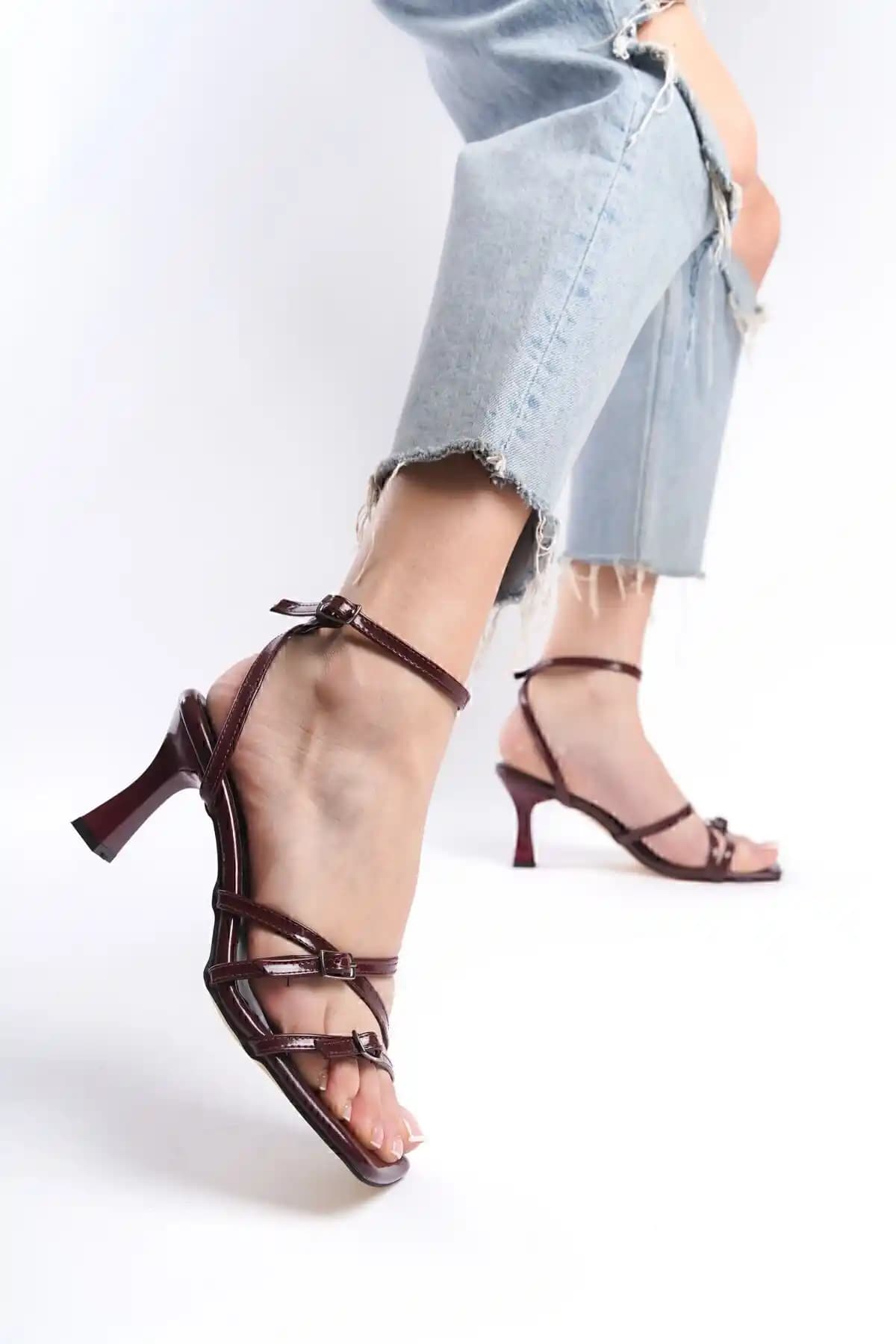 Taraklı için Geniş Ayaklara Uygun Topuklu Ayakkabı Seçenekleri ve Trendler