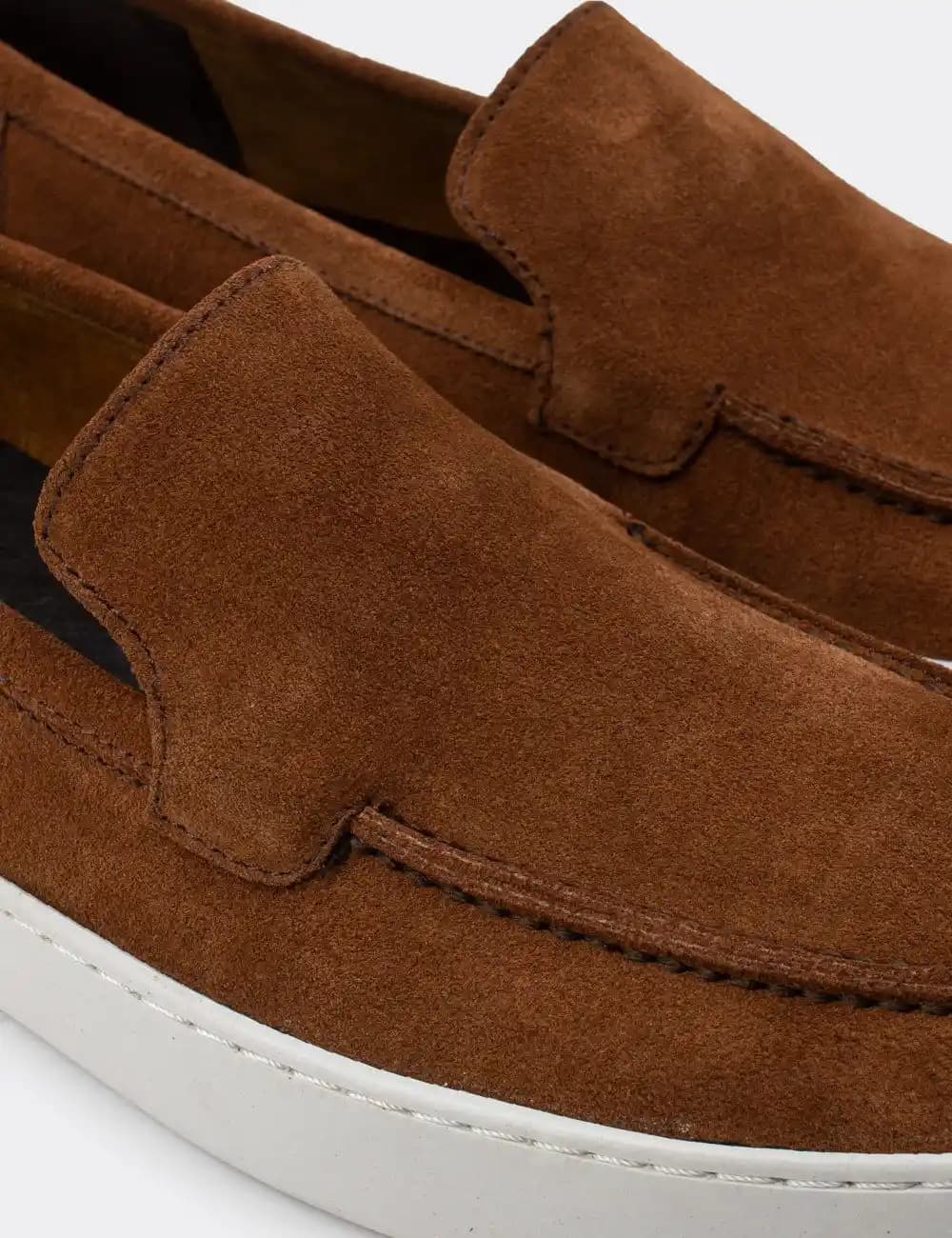 Tarçın Rengi Ayakkabılar: Moda Dünyasında Sıcak ve Zarif Bir Trend Analizi