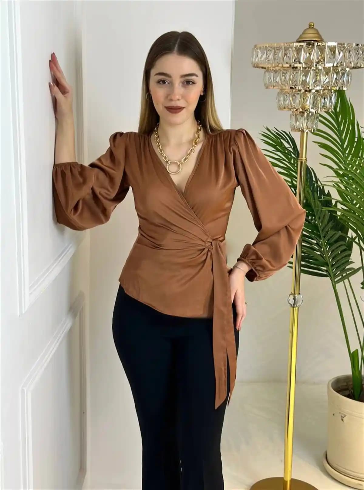 Tarçın Rengi Bluzlar: Moda Trendleri ve Kombinasyon İpuçlarıyla Şıklığa Adım Atın