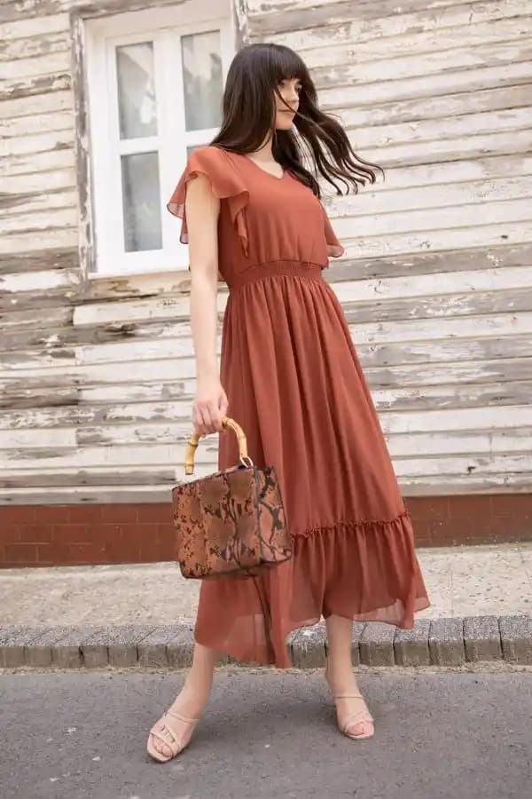 Tarçın Rengi Elbise Kombinleri: Moda Trendleri ve Stil İpuçları