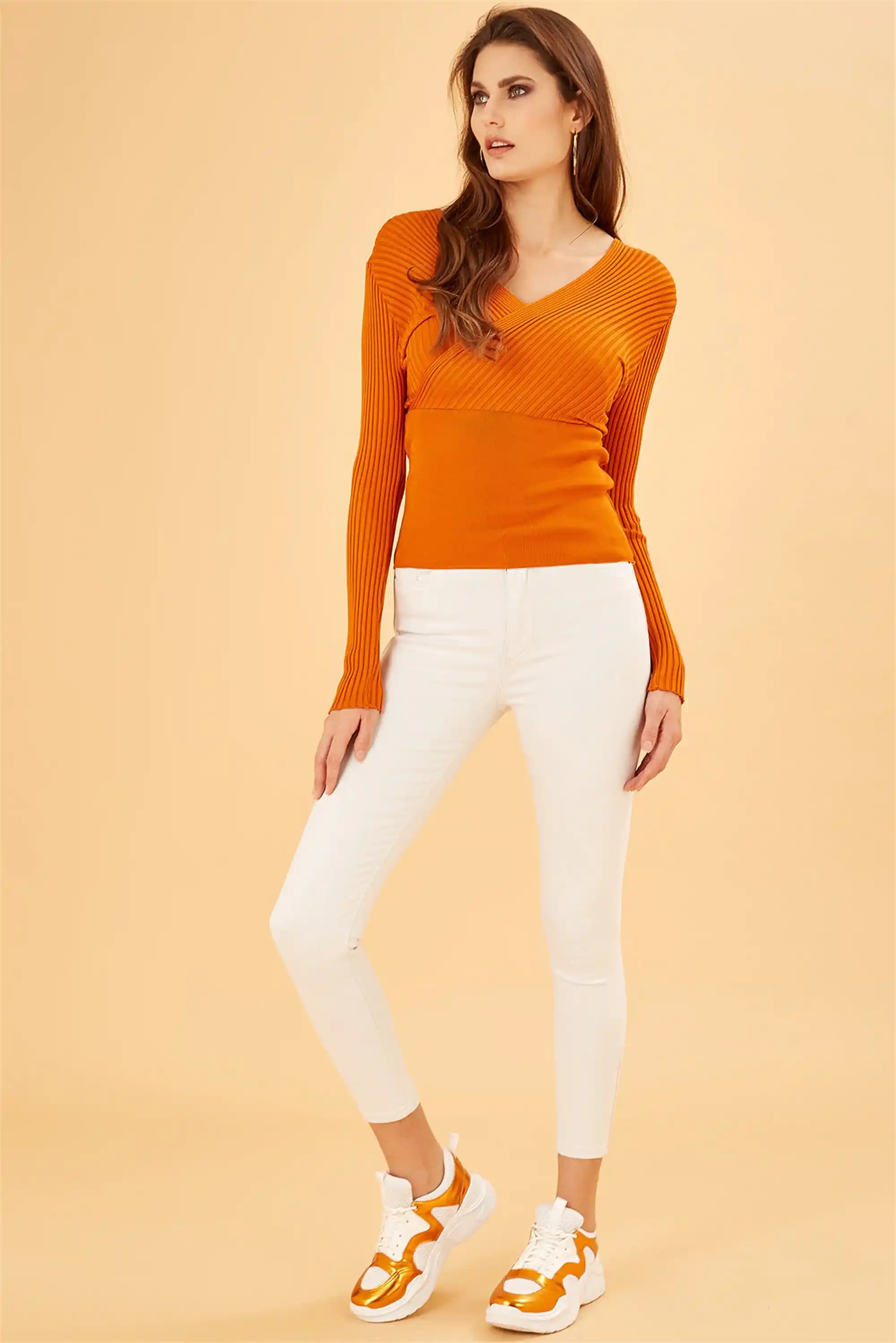 Tarçın Rengi Kazaklar: Kış Modasında Sıcak ve Şık Bir Seçenek