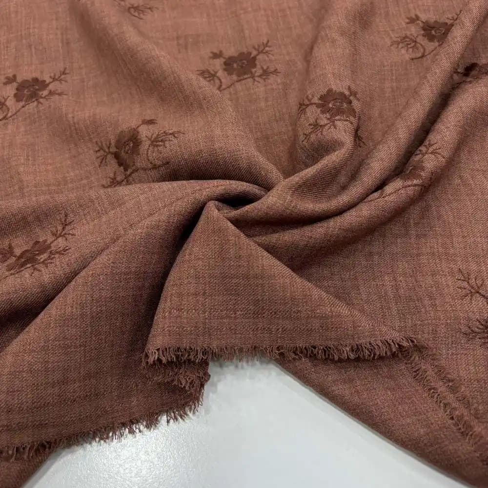 Tarçın Rengi Kumaşlar ile Şıklık ve Sıcaklık Sunan Moda Trendleri ve Kombinasyonlar