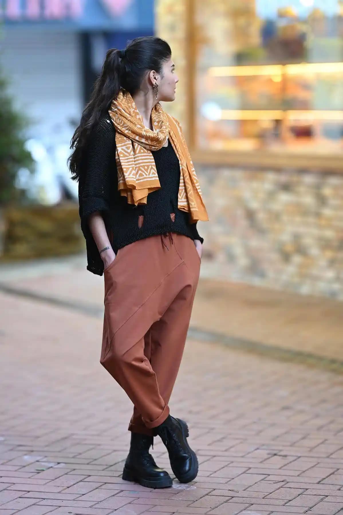 Tarçın Rengi Pantolonlar: Modern ve Şık Kombinler İçin En İyi Seçenekler