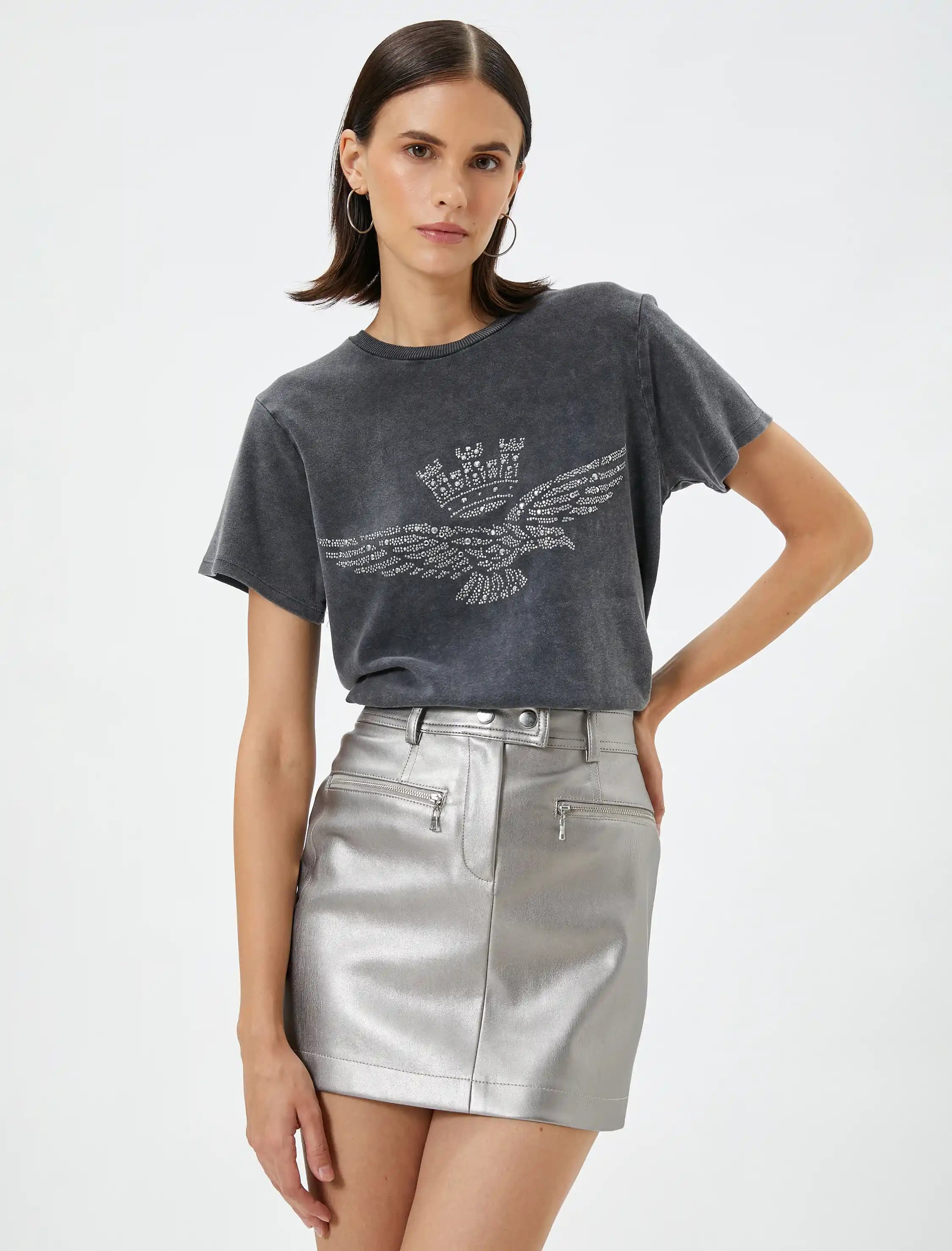 Taş İşlemeli Tişörtler Moda Dünyasında Yenilikçi ve Çekici Bir Trend Olarak Öne Çıkıyor