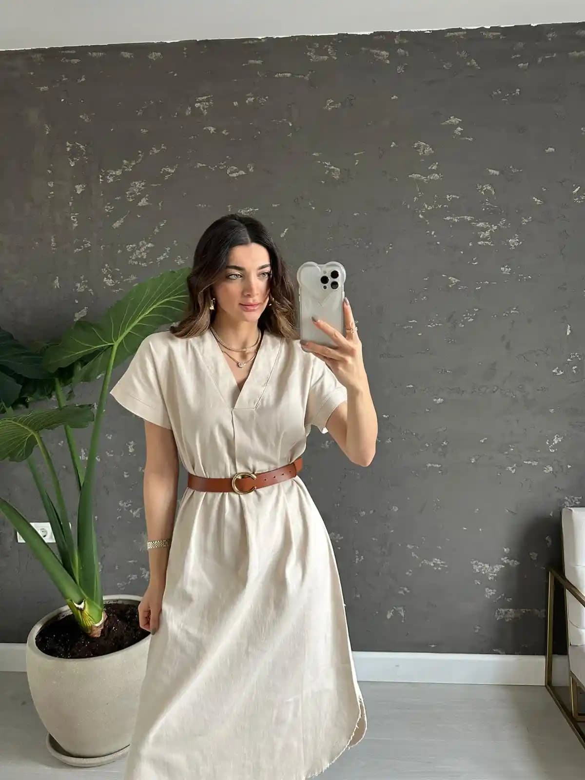 Taş Rengi Elbise: Moda Dünyasında Zamansız Şıklık ve Stil İpuçları