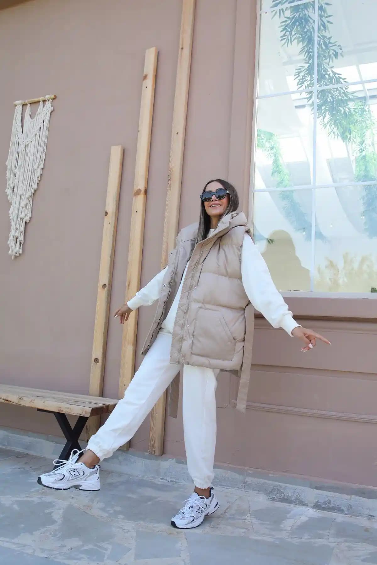 Taş Rengi Şişme Yelek: Kış ve Bahar Şıklığında Zarif ve Çok Yönlü Seçenekler