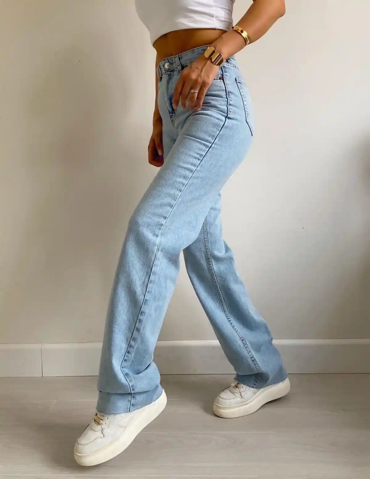 Taşlanmış Pantolonlar: Moda Dünyasında Kalıcı ve Şık Bir Stil Tercihi