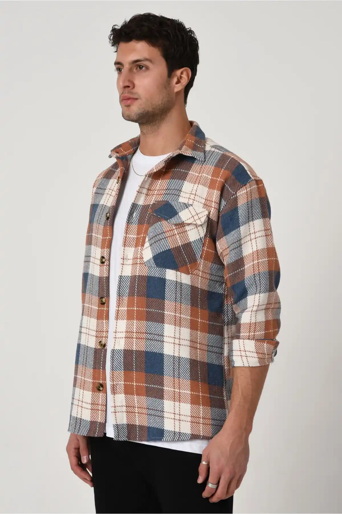 Tek Renk Oduncu Gömleklerle Modern ve Şık Kombinasyonlar Rehberi