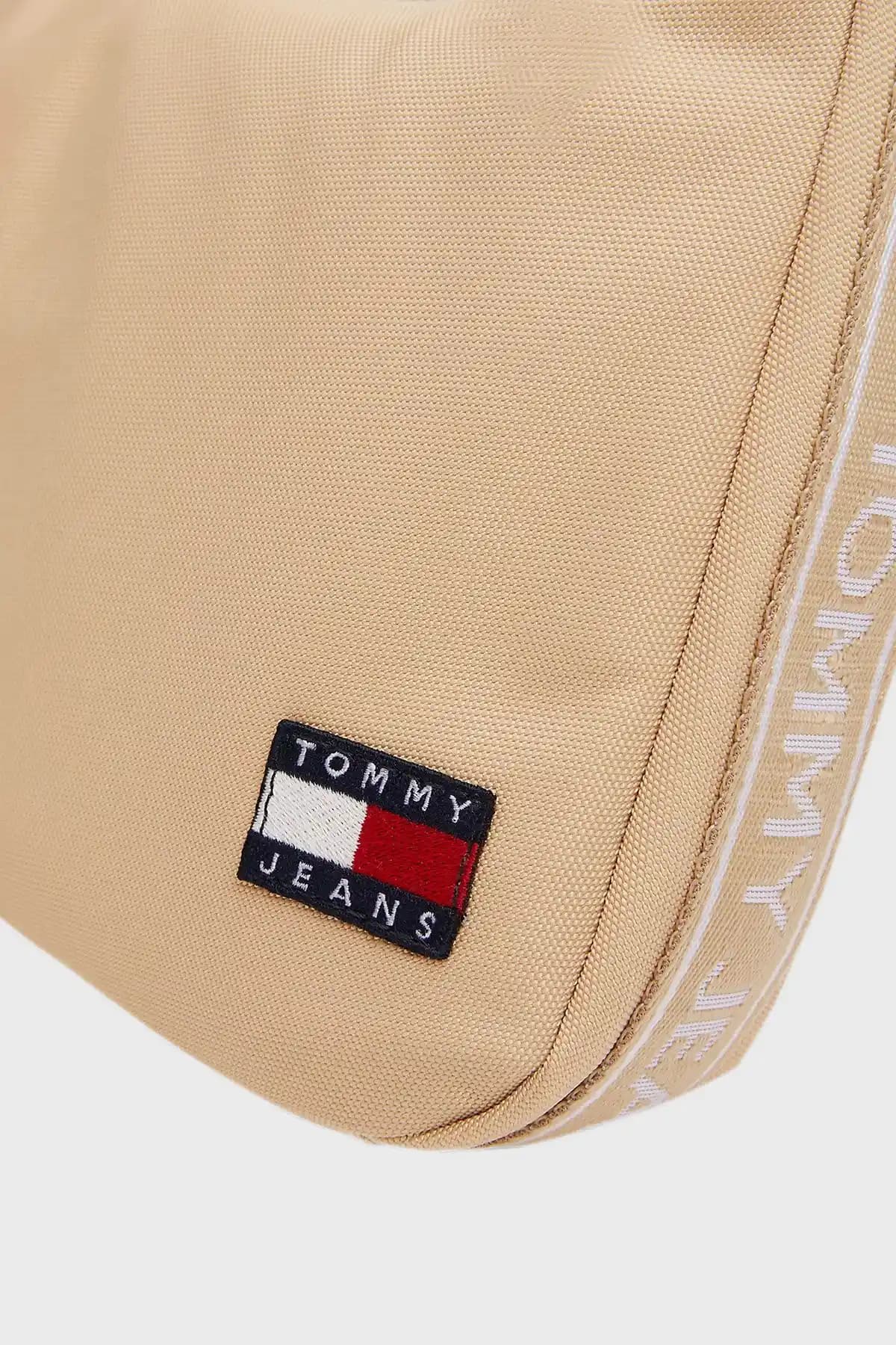 Tommy Bej Çanta: Moda Dünyasında Zarafetin ve Fonksiyonelliğin Simgesi