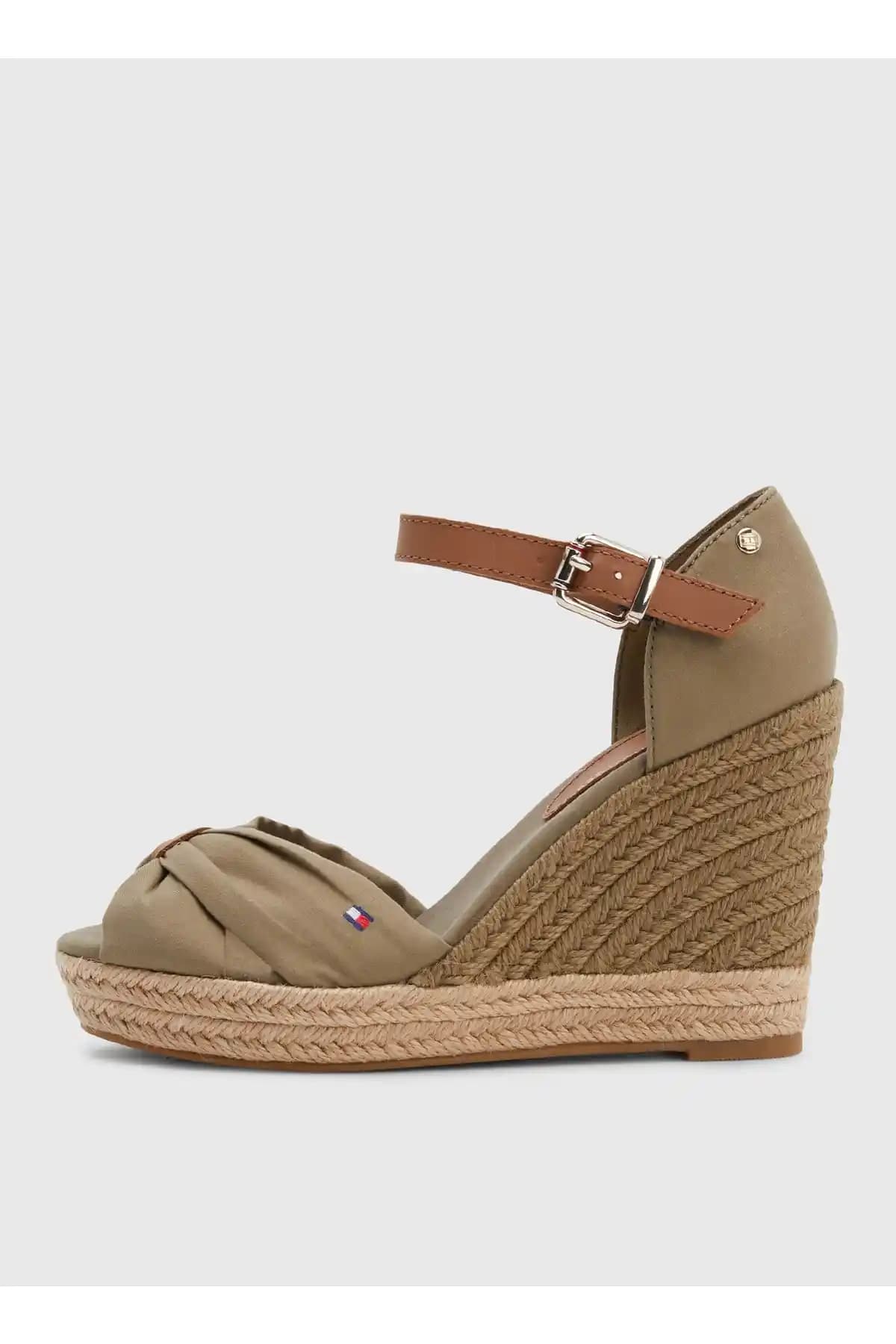 Tommy Dolgu Topuk Ayakkabılar Moda ve Konforu Bir Arada Sunar