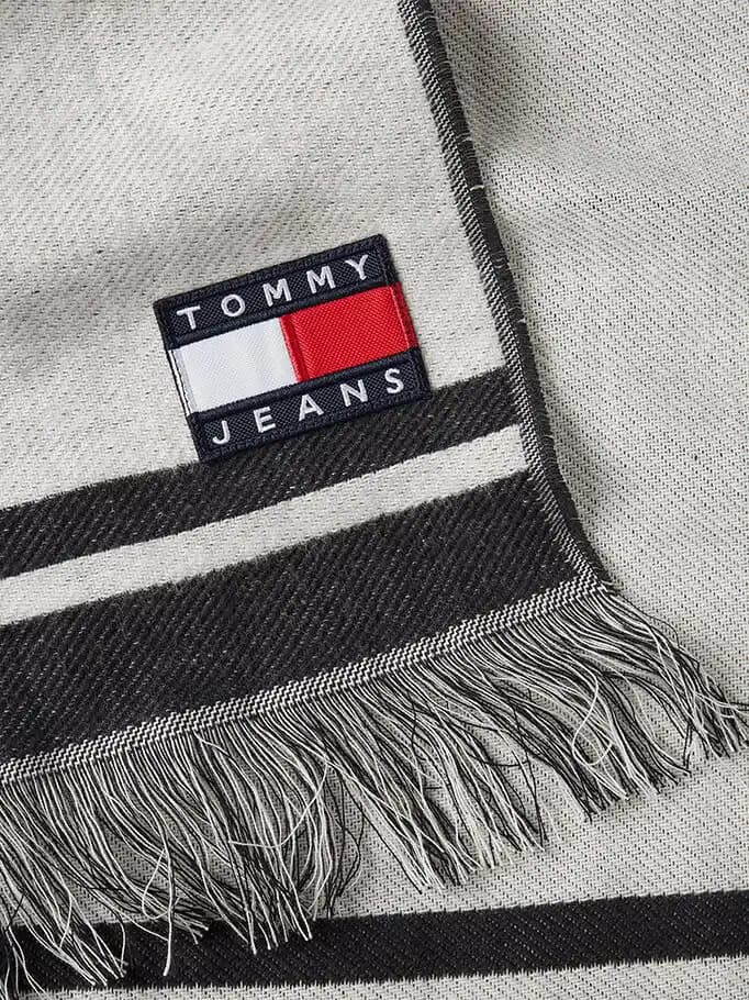 Tommy Hilfiger Atkıları: Moda Dünyasında Şıklık ve Konforun Buluşması