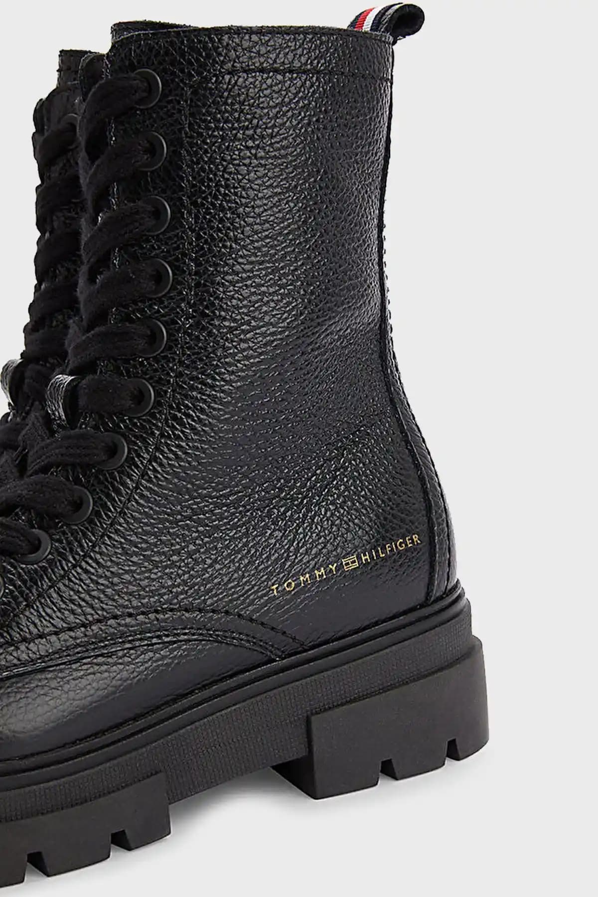 Tommy Hilfiger Bayan Botlar: Şıklık ve Konforu Bir Arada Sunan Modern Tasarımlar
