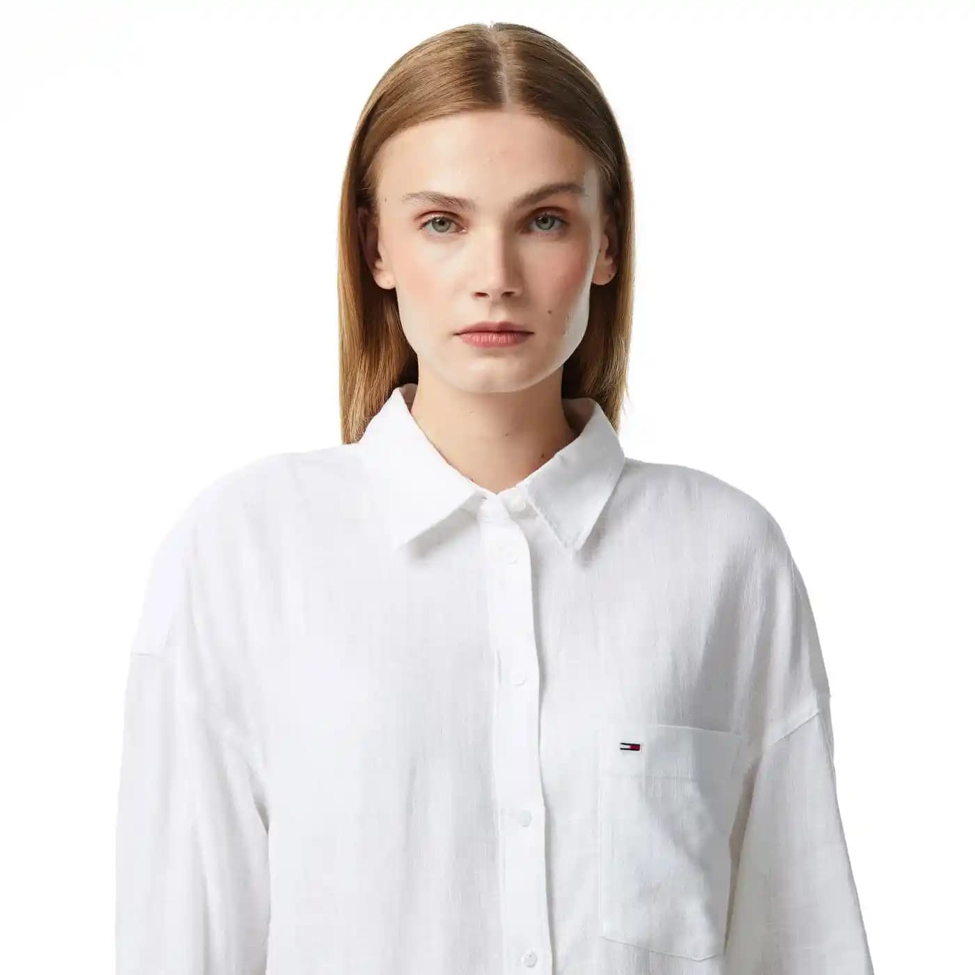 Tommy Hilfiger Bayan Gömlekleri: Şıklık ve Kalitenin Modern Buluşması