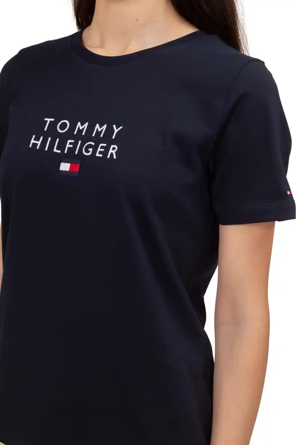 Tommy Hilfiger Bayan Tişörtleri: Güncel Moda Trendleri ve Stil İpuçları