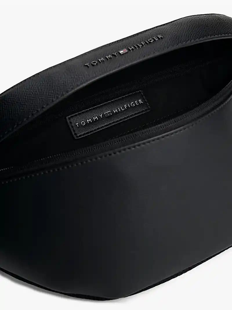 Tommy Hilfiger Bel Çantası Koleksiyonu: Moda ve Fonksiyonelliğin Modern Buluşması