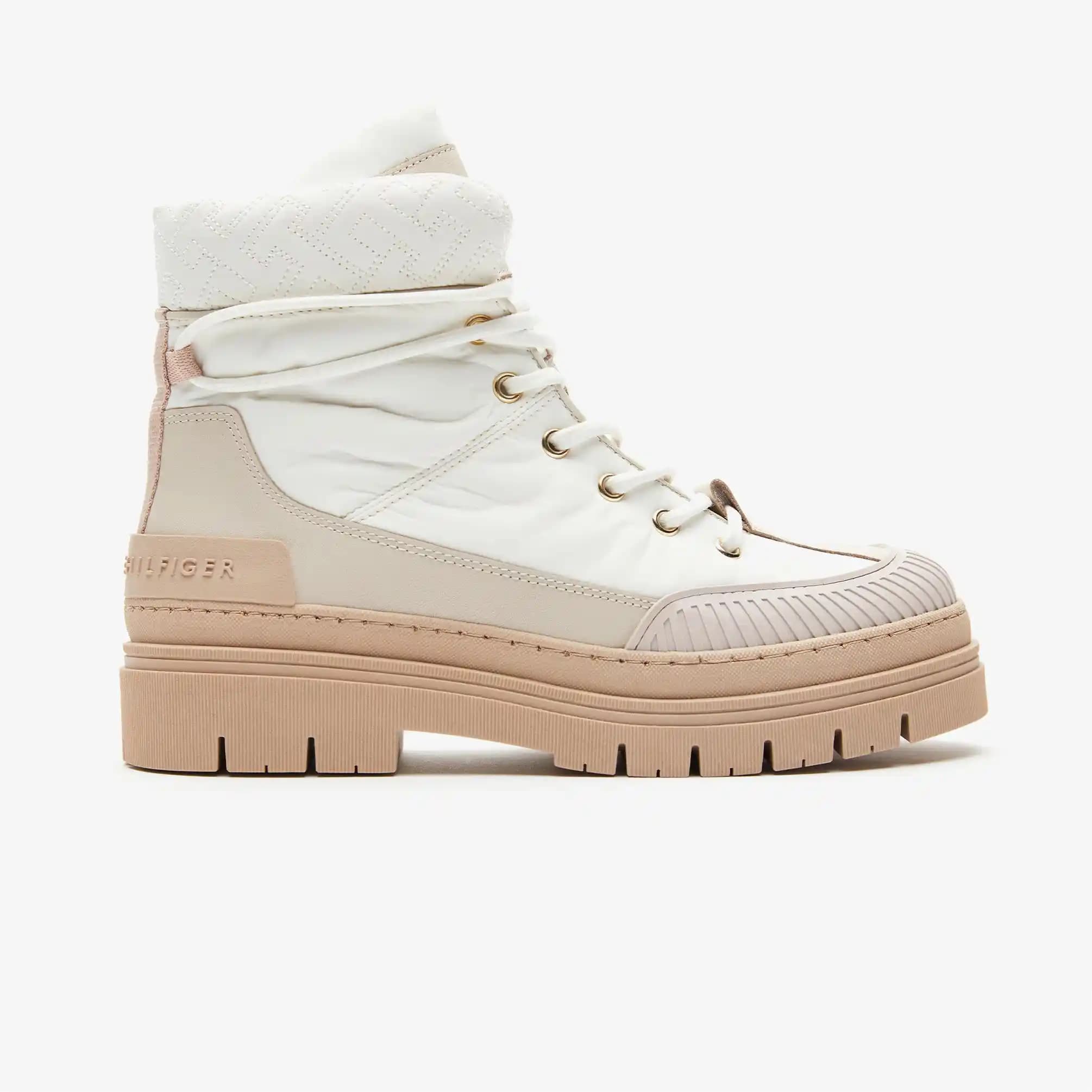 Tommy Hilfiger Beyaz Bot Koleksiyonu: Şıklık ve Konforun Modern Buluşması