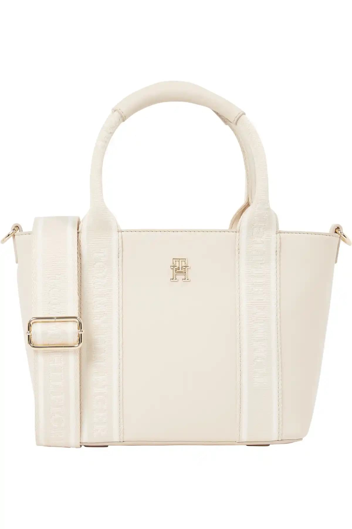 Tommy Hilfiger Beyaz Çanta: Modern Şıklık ve Fonksiyonellik Sunan Moda İkonu