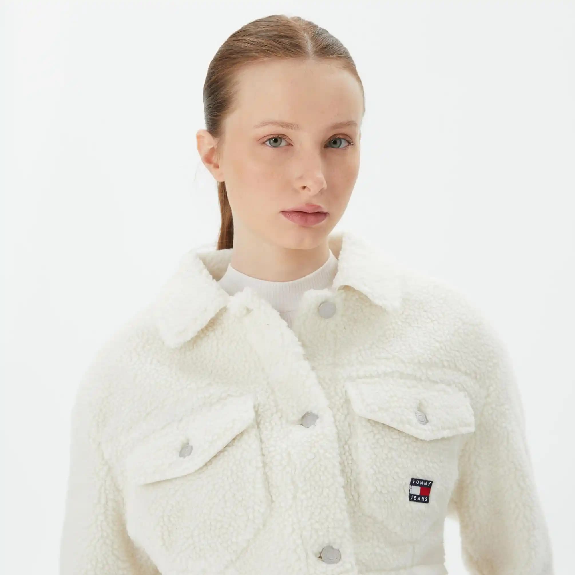 Tommy Hilfiger Beyaz Ceketler ile Stil ve Şıklığın Zirvesine Ulaşın