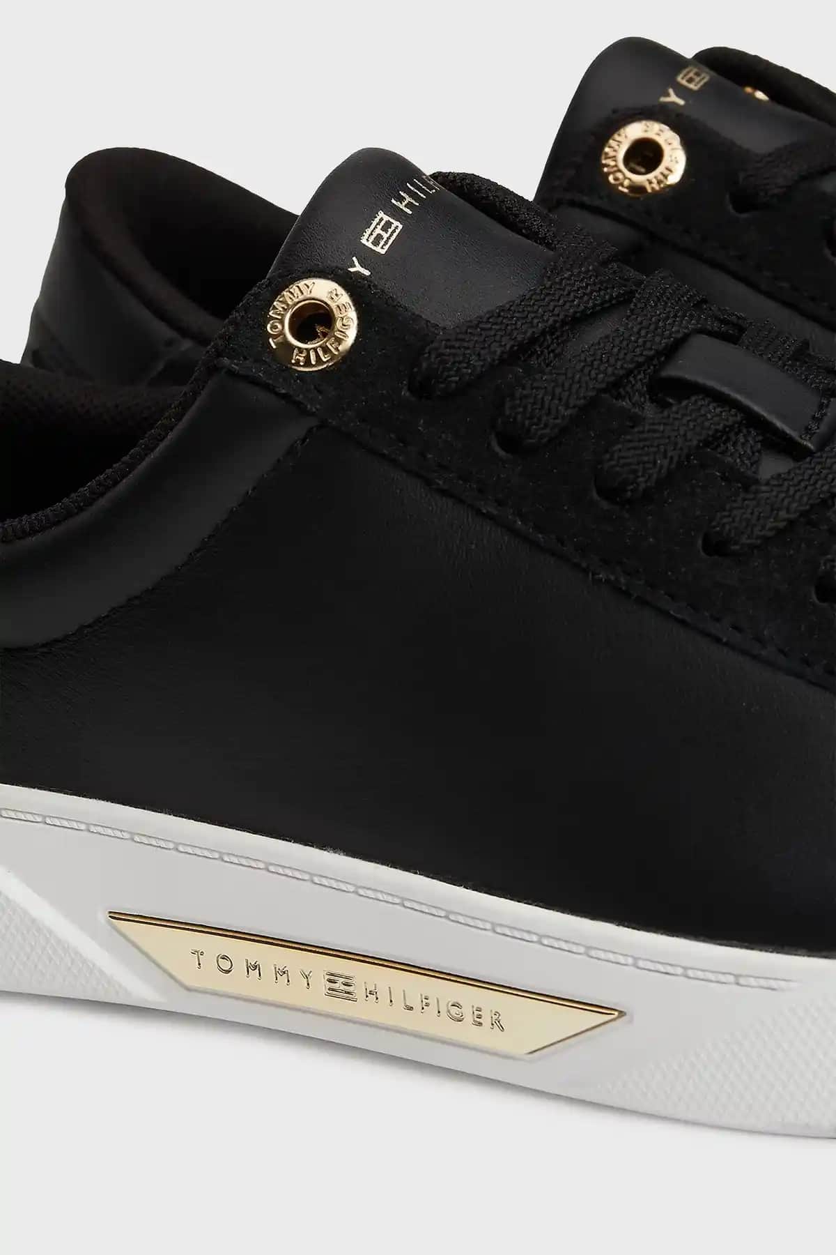 Tommy Hilfiger Deri Ayakkabılar: Şıklık ve Kalitenin Modern Yansıması